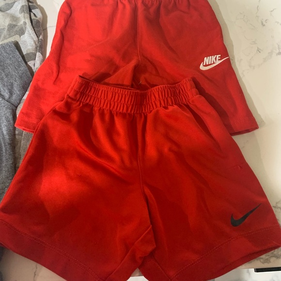Boys red Nike shorts - Picture 1 of 1